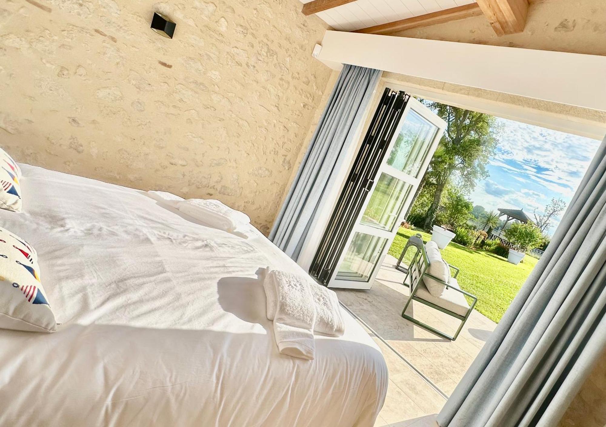 Chateau De Lafont Suites Saint-Vivien  Luaran gambar